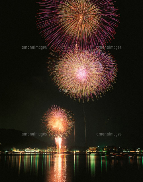 河口湖の湖上祭の花火の夜景 8月 山梨県
(c)TSUTAE ICHIKAWA/SEBUN PHOTO
