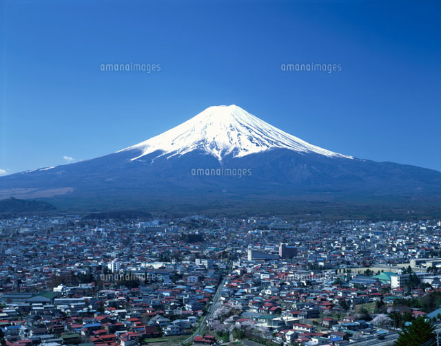 富士吉田市街と富士山 山梨県
(c)TSUTAE ICHIKAWA/SEBUN PHOTO