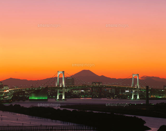 レインボーブリッジと富士山の夕景 江東区 東京都
(c)TSUTAE ICHIKAWA/SEBUN PHOTO