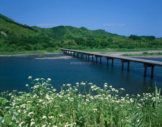 四万十川の佐田の沈下橋の風景 中村市 高知県
(c)TSUTAE ICHIKAWA/SEBUN PHOTO