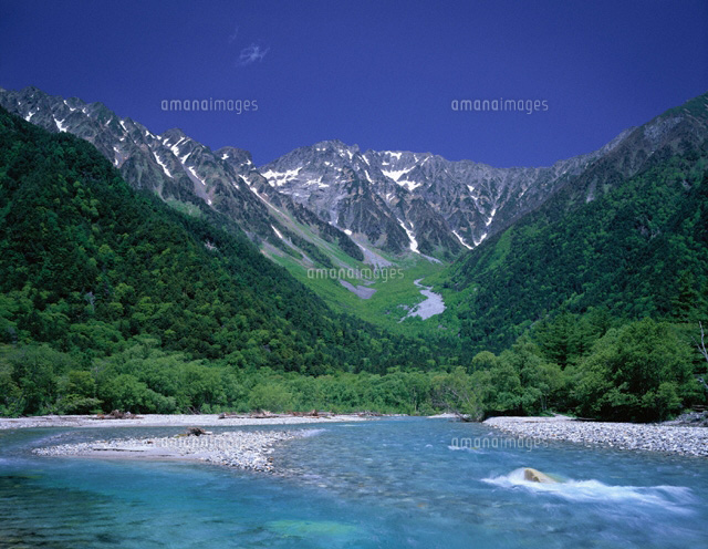 新緑の上高地より穂高連峰と梓川を望む 長野県
(c)TETSUO SAYAMA/SEBUN PHOTO