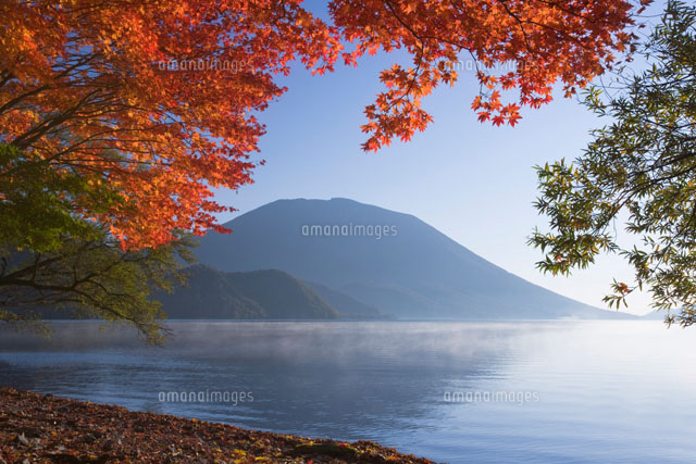 中禅寺湖千手が浜より紅葉と男体山を望む
(c)TETSUO SAYAMA/SEBUN PHOTO