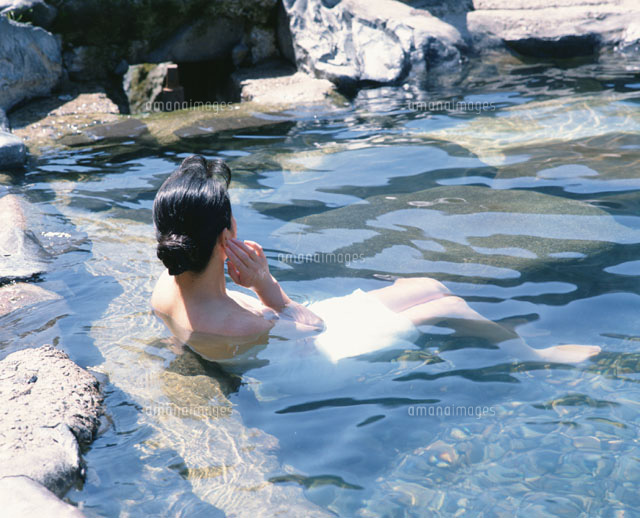 露天風呂の後姿の日本人女性
(c)LINKS/orion