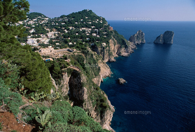 南岸の家並と小島 カプリ島 イタリア
(c)LUCIO RUIZ PASTOR/SEBUN PHOTO
