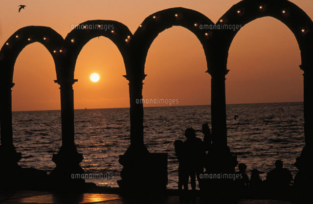 夕陽と海辺のアーチのシルエット
(c)LUCIO RUIZ PASTOR/SEBUN PHOTO