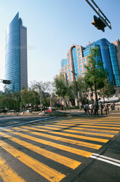 メキシコの高層タワーと横断歩道
(c)LUCIO RUIZ PASTOR/SEBUN PHOTO