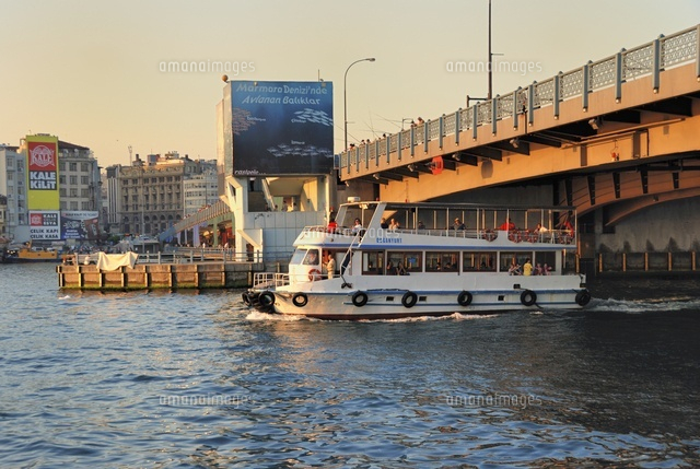 Ferry under the Galata bridge
(c)LUCIO RUIZ PASTOR/SEBUN PHOTO