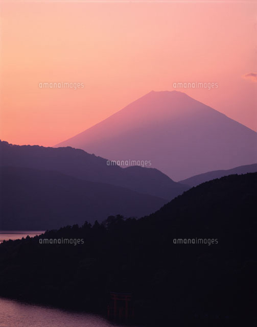 富士山とピンク色の空 箱根 神奈川県
(c)YOSHIO SHINKAI/SEBUN PHOTO