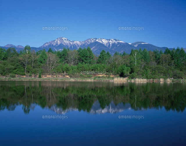 新緑の映る池と八ヶ岳の風景 野辺山 長野県
(c)YOSHIO SHINKAI/SEBUN PHOTO