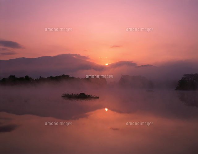 小野川湖に反射する朝日 裏磐梯 福島県
(c)YOSHIO SHINKAI/SEBUN PHOTO