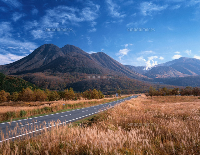 やまなみハイウェイと九重連山 大分県
(c)YOSHIO SHINKAI/SEBUN PHOTO