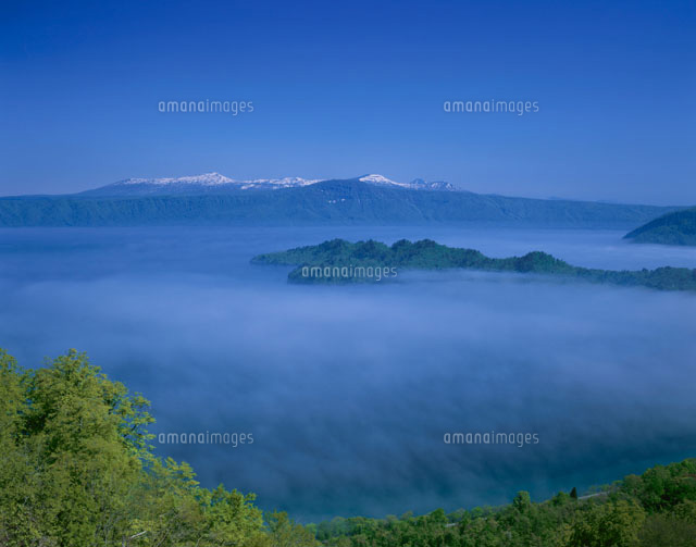 十和田湖の雲海と八甲田山
(c)YOSHIO SHINKAI/SEBUN PHOTO