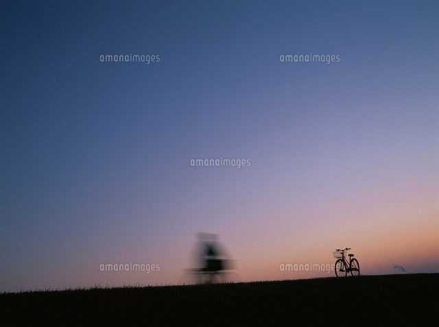 多摩川の土手の朝焼けと自転車
(c)YOSHIO SHINKAI/orion