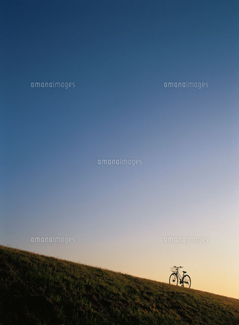 土手の自転車と朝の空
(c)YOSHIO SHINKAI/orion