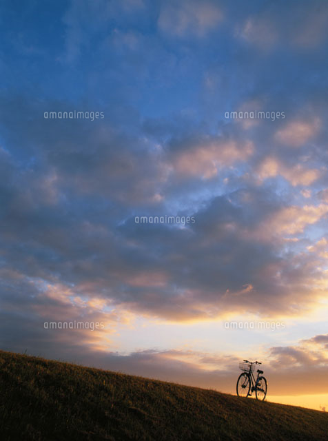 土手の自転車と朝の空
(c)YOSHIO SHINKAI/orion