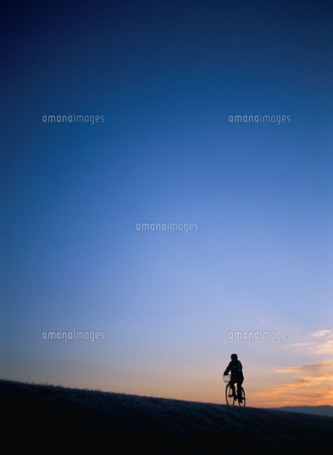 土手の自転車と朝の空
(c)YOSHIO SHINKAI/orion