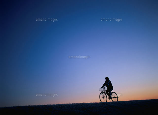 土手の自転車と朝の空
(c)YOSHIO SHINKAI/orion