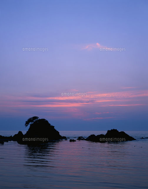 夕暮れの海と岩
(c)YOSHIO SHINKAI/SEBUN PHOTO