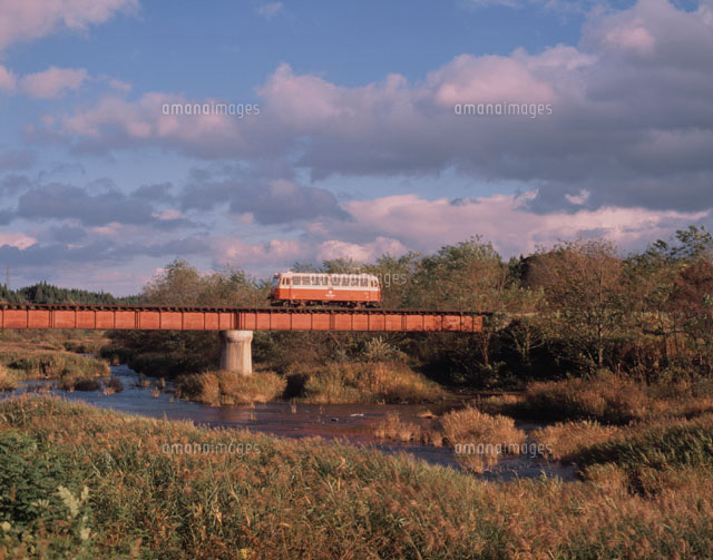 橋を渡る南部縦貫鉄道のレールバス 天間林村 青森県
(c)KAZUNORI ARAKI/SEBUN PHOTO