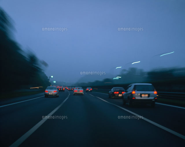 夕方の関越自動車道を走る乗用車の列
(c)KAZUNORI ARAKI/SEBUN PHOTO