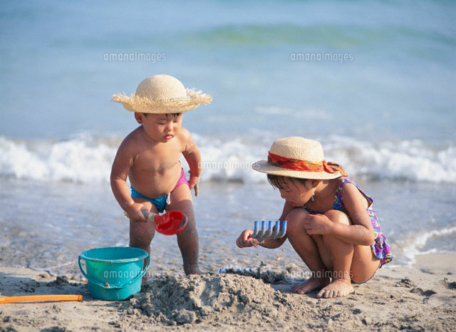 海辺で遊ぶ水着の日本人の男の子と女の子
(c)YASUO ISHIHARA/orion
