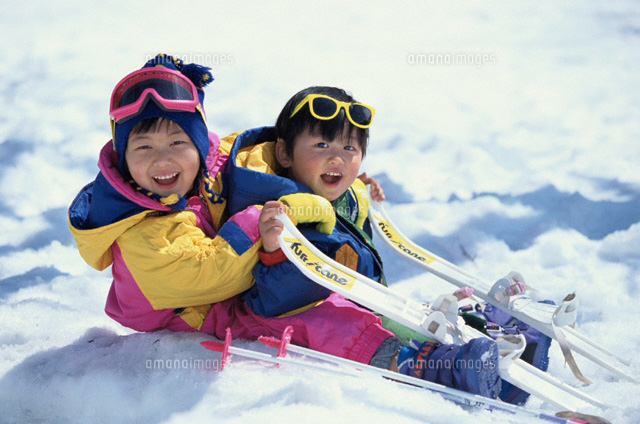 雪と遊ぶ日本人の男の子と女の子
(c)YASUO ISHIHARA/orion