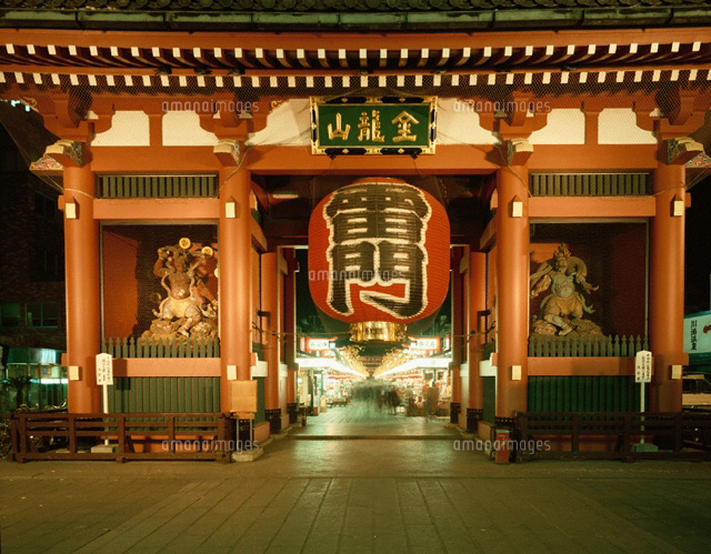 ライトアップされた雷門 東京都
(c)STUDIO SATO/orion
