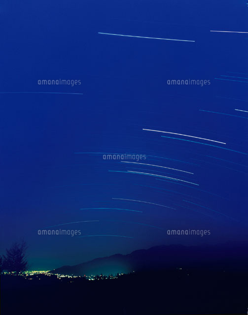 夜空の星の光跡 八ヶ岳 山梨県
(c)STUDIO SATO/orion
