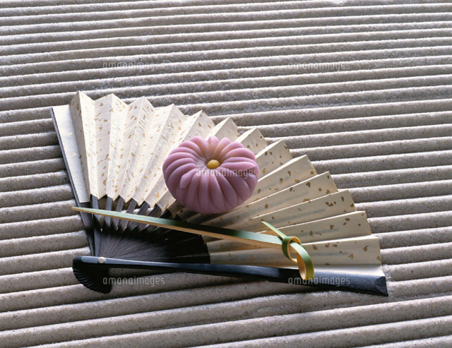 扇子の上の和菓子
(c)STUDIO SATO/orion