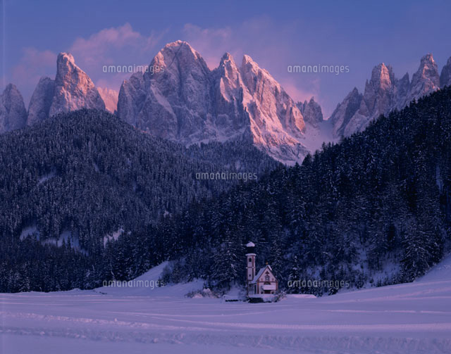 夕景のドロミテ連山と雪の積もるフネ谷の教会 イタリア
(c)SAN HOYANO/SEBUN PHOTO