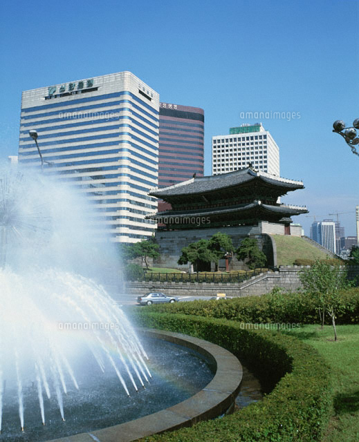南大門と変貌する周辺ビル群 ソウル 韓国
(c)SAN HOYANO/SEBUN PHOTO