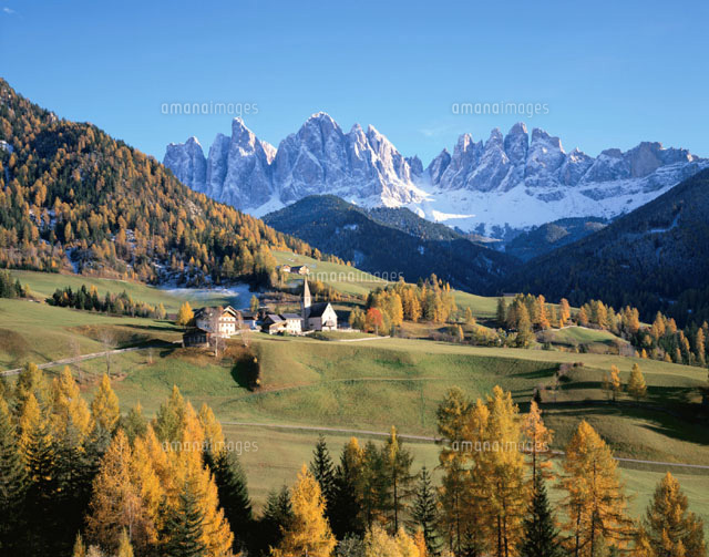 マクダネル教会とドロミテ連山の秋の景色 ドロミテ イタリア
(c)SAN HOYANO/SEBUN PHOTO