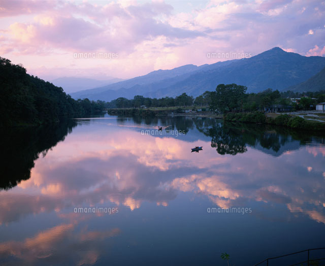 ペワ湖の夕暮れ ポカラ ネパール
(c)SAN HOYANO/SEBUN PHOTO