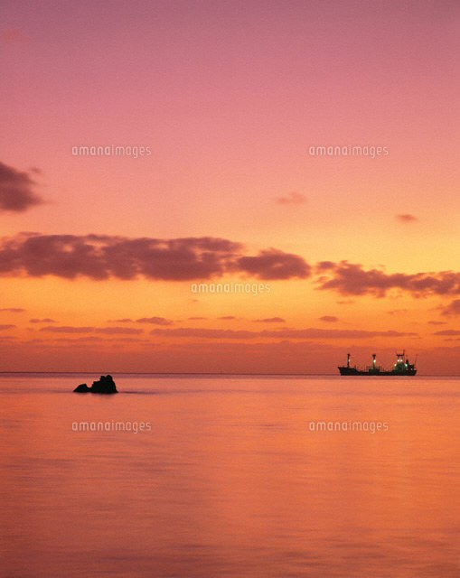 沖縄の夕焼けの海の風景(オレンジ色)
(c)GAKU HOYANO/SEBUN PHOTO