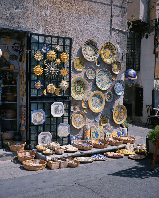 モンレアーレの店の壁に飾られた陶器 シチリア イタリア
(c)WEST SIDE/SEBUN PHOTO