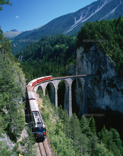 ランドヴァッサー橋を走る氷河鉄道 スイス
(c)WEST SIDE/SEBUN PHOTO