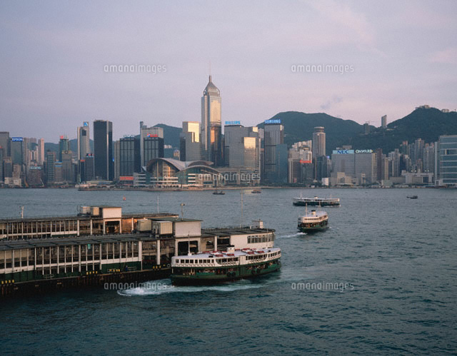 スターフェリー乗り場と香港島
(c)WEST SIDE/SEBUN PHOTO