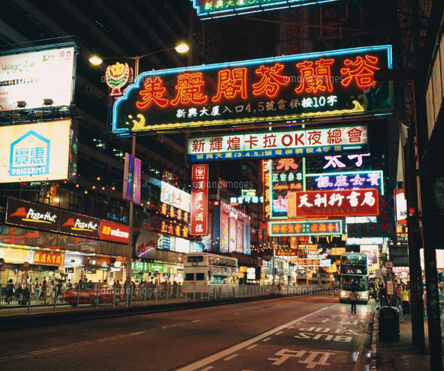 夜のネイザン・ロードの街並み 香港
(c)WEST SIDE/SEBUN PHOTO