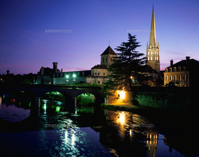 サンサヴァンシュールガルタンプ教会の夜景
(c)WEST SIDE/SEBUN PHOTO