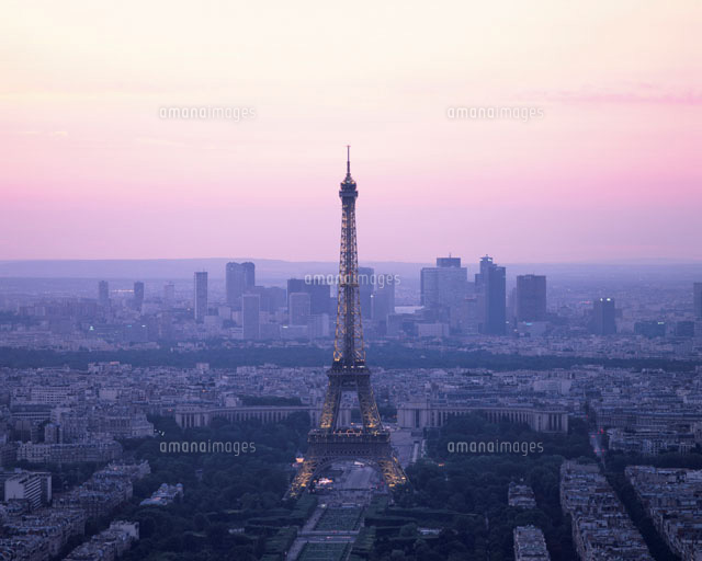 モンパルナスタワーから夕空とエッフェル塔
(c)WEST SIDE/SEBUN PHOTO