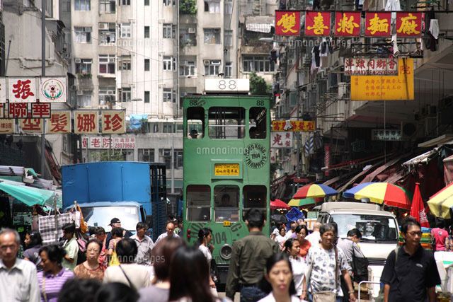 市場街を走る2階建て電車
(c)WEST SIDE/SEBUN PHOTO