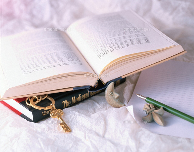 鍵と洋書
(c)FUKUMI SATO/orion