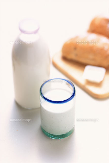 牛乳とパン
(c)FUKUMI SATO/orion