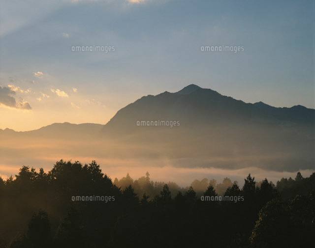 武甲山の雲海の風景 秩父 埼玉県
(c)TAKASHI SATO/SEBUN PHOTO