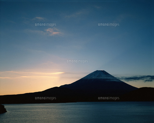 夜明けの富士山 本栖湖 山梨県
(c)TAKASHI SATO/SEBUN PHOTO