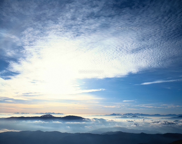 輝く雲と山並み 乗鞍 長野県
(c)TAKASHI SATO/SEBUN PHOTO