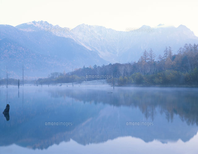 朝の大正池と穂高連峰 長野県
(c)TAKASHI SATO/SEBUN PHOTO