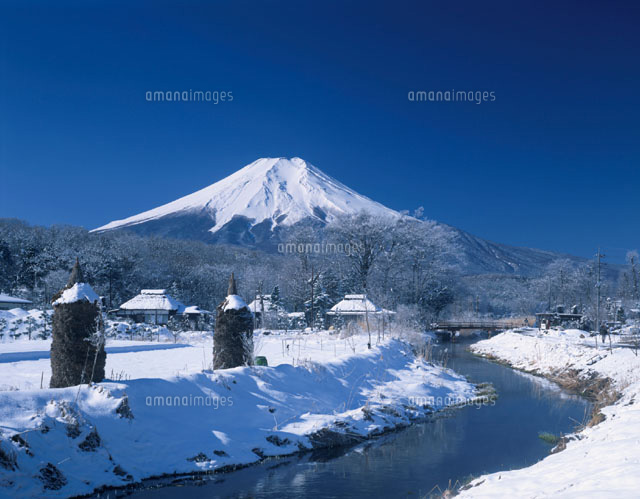 雪の積もる忍野村の小川と富士山 山梨県
(c)TAKASHI SATO/SEBUN PHOTO
