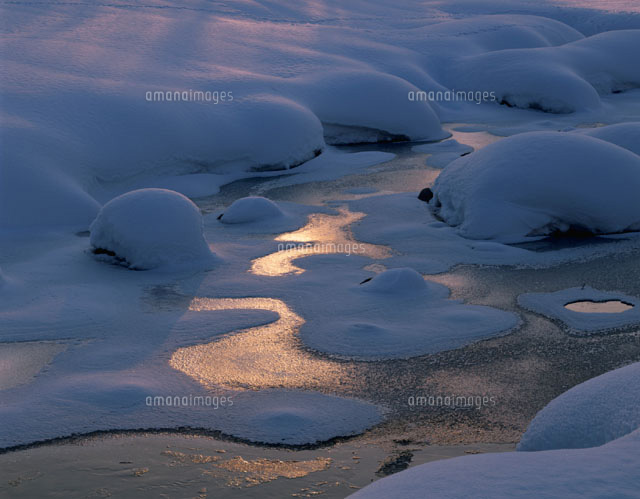 夕景の雪の水無川 大和町 新潟県
(c)TAKASHI SATO/SEBUN PHOTO