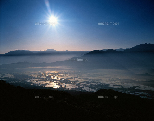 朝の魚沼盆地 塩沢町 新潟県
(c)TAKASHI SATO/SEBUN PHOTO